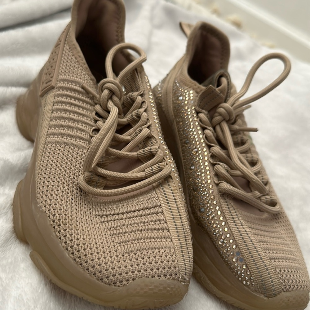 ‼️selling‼️ slightly damaged Steve maddens Sm Ny90’s
